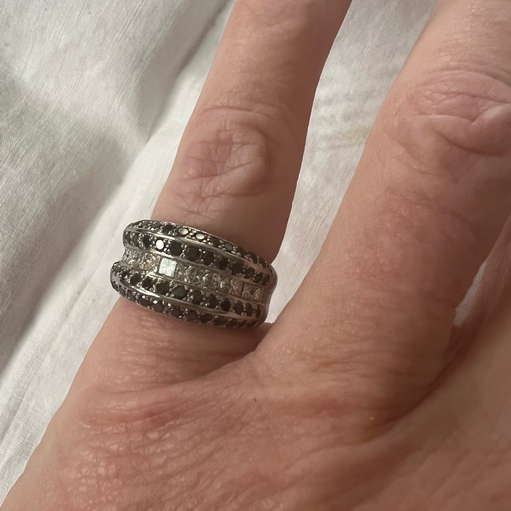 **SOLD** NWOT 14kt white gold black and white diamond ring (134-5)